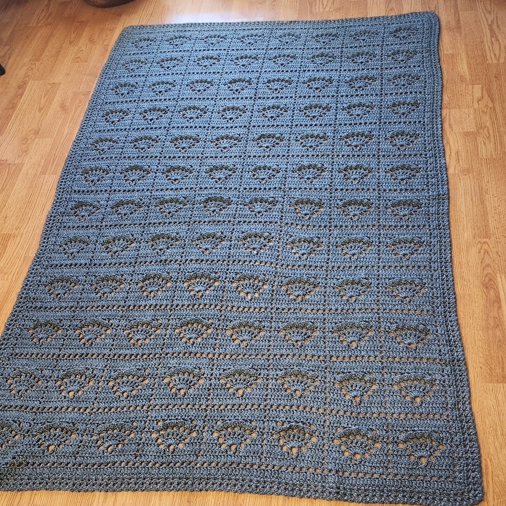 Handmade Gray Lacy Shell Pattern Throw  72"x 47" - Picture 6 of 6